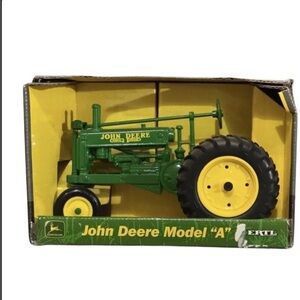 ERTL Diecast Green 1/16 Scale 1939 JOHN DEERE Model A TRACTOR - New In Box